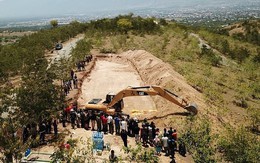 Thảm cảnh máy xúc đào mồ chôn tập thể cho các nạn nhân động đất, sóng thần Indonesia