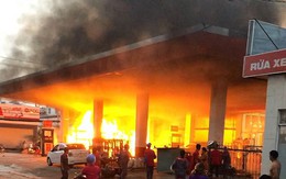 Cây xăng ở quận 12 cháy dữ dội, dân tháo chạy