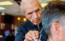"Ông trăm tuổi" làm nghề cắt tóc: suốt 96 năm vẫn miệt mài công việc vì 1 lí do đầy bất ngờ, cảm động