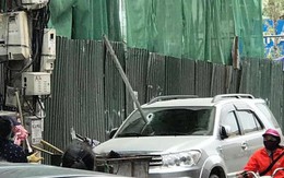 Hà Nội: Thanh sắt từ công trình xây dựng rơi xuống đâm thủng ô tô 7 chỗ