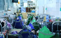 Đêm ở Bệnh viện Nhi Đồng mùa dịch: Khắp lối đi trở thành chỗ ngủ, nhiều gia đình chấp nhận nằm gần nhà vệ sinh bốc mùi