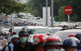 Kẹt xe nghiêm trọng trên đường Nguyễn Hữu Cảnh