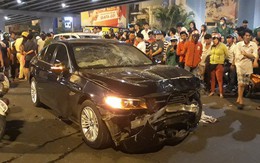 Cận cảnh hiện trường kinh hoàng vụ ô tô BMW tông hàng loạt xe máy, taxi, nhiều người thương vong ở TP.HCM