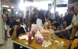 Máy bay JT610 Indonesia rơi: Người thân đau đớn chờ tin ở sân bay