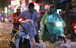 Học sinh, dân công sở khốn khổ vì nước ngập lút bánh xe trong cơn mưa kéo dài đến đêm ở Sài Gòn