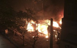Cháy lớn trong đêm, 2 ngôi nhà trên phố Hà Nội bị thiêu rụi