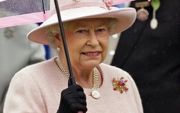 Liên tục thay đổi màu sắc trang phục, duy chỉ có món đồ này là Nữ hoàng Anh hết mực "chung tình" từ thời trẻ đến tận bây giờ