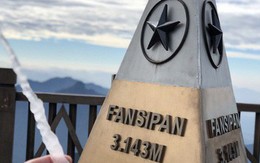 Băng giá xuất hiện trên đỉnh Fansipan, du khách thích thú tạo dáng chụp ảnh