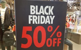 Mệt mỏi khi đi mua sắm ngày Black Friday, 'thượng đế' phải chờ cả tiếng mới đến lượt thử đồ