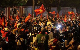 Clip: Rừng cờ đỏ sao vàng khắp phố mừng chiến thắng tuyển Việt Nam