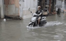 Đem xe máy điện VinFast Klara lội nước “lụt” sau bão tại Sài Gòn và cái kết