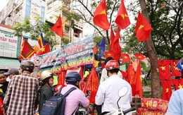 Quốc kỳ, áo đỏ sao vàng "cháy hàng" ở Sài Gòn trước trận chung kết lượt đi AFF Cup 2018