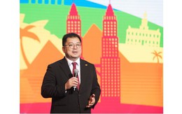 Ông Hoàng Nam Tiến “khoe” thành tích của công ty với 7.000 phụ huynh của CBNV