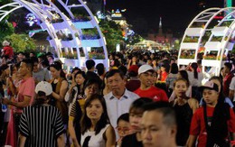 Hàng ngàn người chen chúc trên đường hoa Nguyễn Huệ đêm khai mạc
