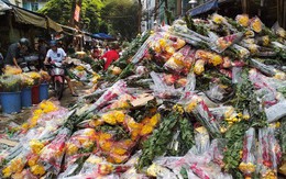 Hoa Tết đổ bỏ chất đống thành ‘núi’ tại chợ hoa lớn nhất Sài Gòn