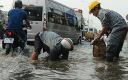 Nước dâng ngập lút bánh xe trên nhiều tuyến đường ở Sài Gòn