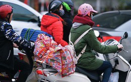 Người dân mang theo hành lí chất trên nóc ô tô, xe máy đổ về Hà Nội và Sài Gòn sau kì nghỉ Tết Nguyên đán kéo dài 1 tuần