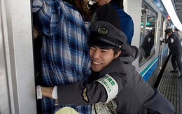 Những Oshiya hành nghề cực lạ ở Nhật Bản: Ngày làm việc 90 phút, công việc chỉ là ‘nhồi' càng nhiều khách lên tàu điện càng tốt