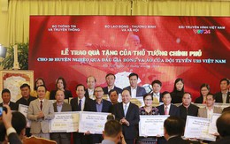 Thủ tướng trao 20 tỷ đấu giá bóng và áo của U23 Việt Nam