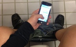 Ngồi nghịch điện thoại 30 phút trong toilet, nam thanh niên bị liệt hoàn toàn