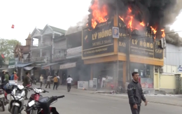 Clip: Cháy ngùn ngụt ở cửa hàng điện máy, người dân lao vào giải cứu tài sản ra ngoài