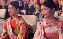 Nữ hoàng và công chúa hoa anh đào trao hoa khai mạc lễ hội giao lưu văn hoá Việt Nam - Nhật Bản
