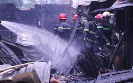 Lại xảy ra cháy ở Sài Gòn, xưởng gỗ bị thiêu rụi
