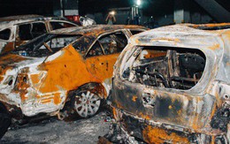 Hàng trăm xe máy, ô tô hạng sang bị cháy trơ khung tại chung cư Carina được kéo ra ngoài bán sắt vụn