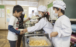 Vì sao bữa trưa ở trường của trẻ em Nhật Bản được coi là chuẩn mực cho cả thế giới?