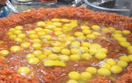 Món ăn đường phố độc đáo ở Ấn Độ phải dùng đến 240 quả trứng để chế biến khiến nhiều du khách thích thú
