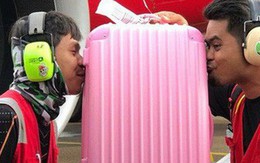 Nhân viên bốc xếp của AirAsia phải ôm, hôn từng chiếc vali sau khi bị tố quăng quật hành lý