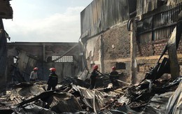 Xưởng ó keo ở ven Sài Gòn cháy lớn, nhiều công nhân hoảng loạn tháo chạy
