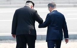 Khoảnh khắc Tổng thống Hàn Quốc chủ động đề nghị bước chân sang đất Triều Tiên