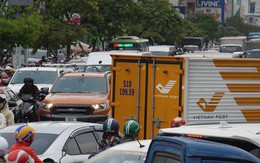 3 ô tô tông liên hoàn, cửa ngõ sân bay Tân Sơn Nhất kẹt cứng