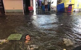 Ngày Hà Nội ngập: Tủ lạnh trôi bập bềnh, thanh niên bơi giữa phố còn xe sang đứng im mà chịu trận