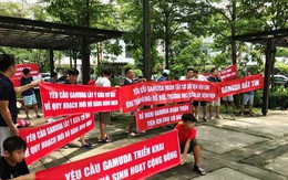 Cư dân căng băng rôn phản đối Gamuda Gardens lật kèo