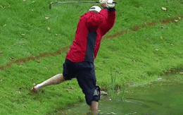Video 10 cú đánh dưới nước "lầy lội" nhất của PGA tour: Khi golfer phải cởi đồ, bỏ giày để "cứu bóng"