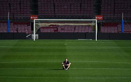 Khoảnh khắc Iniesta ngồi một mình ở Nou Camp lúc 1h sáng gây xúc động