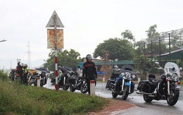 Nếm nắng, gió và mưa mau mùa hạ cùng hàng chục chiến mã Harley-Davidson trong hành trình về Đà Nẵng