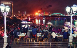 Người dân Đà Nẵng bỏ tiền triệu ngồi du thuyền thưởng lãm màn trình diễn tuyệt đẹp trong đêm thi thứ 2 của Lễ hội pháo hoa quốc tế