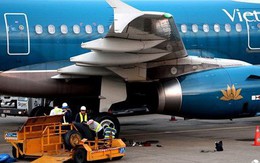 Máy bay hạ cánh nhầm đường băng: Động cơ bị hỏng do hút sỏi đá, mảnh tôn?