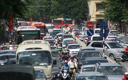 Giữa trưa hè, trung tâm Hà Nội nghẹt thở vì tắc đường