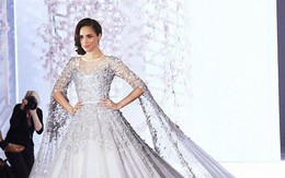 Cuối cùng thì chiếc váy cưới trị giá hơn 3 tỷ đồng của cô dâu Hoàng gia Anh Meghan Markle cũng đã lộ diện, đẹp đến từng milimet