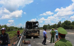 Xe khách cháy rụi trên cao tốc TP HCM - Trung Lương