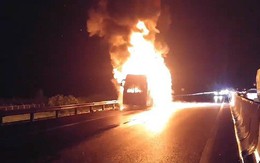 Xe khách Phương Trang bốc cháy dữ dội trên cao tốc, nhiều người thoát chết