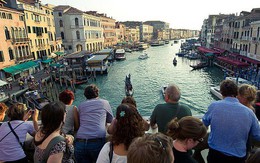 Tôi vừa đến Venice và suýt "chết ngạt", thành phố này đang bị nhấn chìm - không phải vì nước biển dâng mà bởi dòng lũ những du khách như tôi...