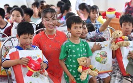 Thị trường chứng khoán chao đảo, CEO Vietjet vẫn bình tâm đi thăm trẻ em mồ côi dịp 1/6