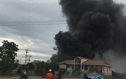 Cháy lớn tại nhà xưởng, cột khói đen bốc cao hàng trăm mét