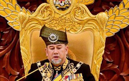 Vua Malaysia tự giảm "lương" giúp trả nợ quốc gia