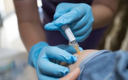 Người Trung Quốc đổ xô sang Hồng Kông tiêm vaccine